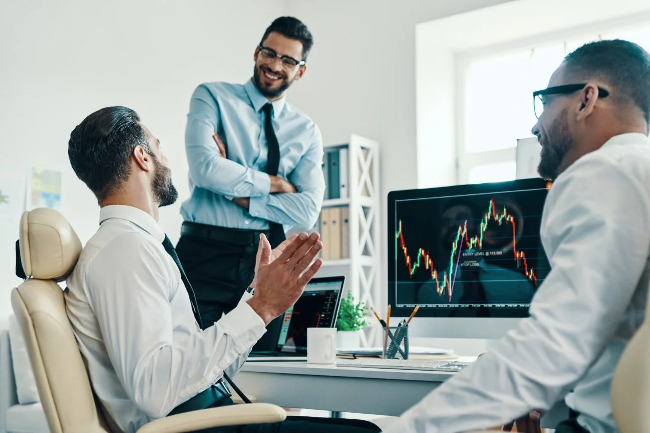 Une équipe d'analystes financiers